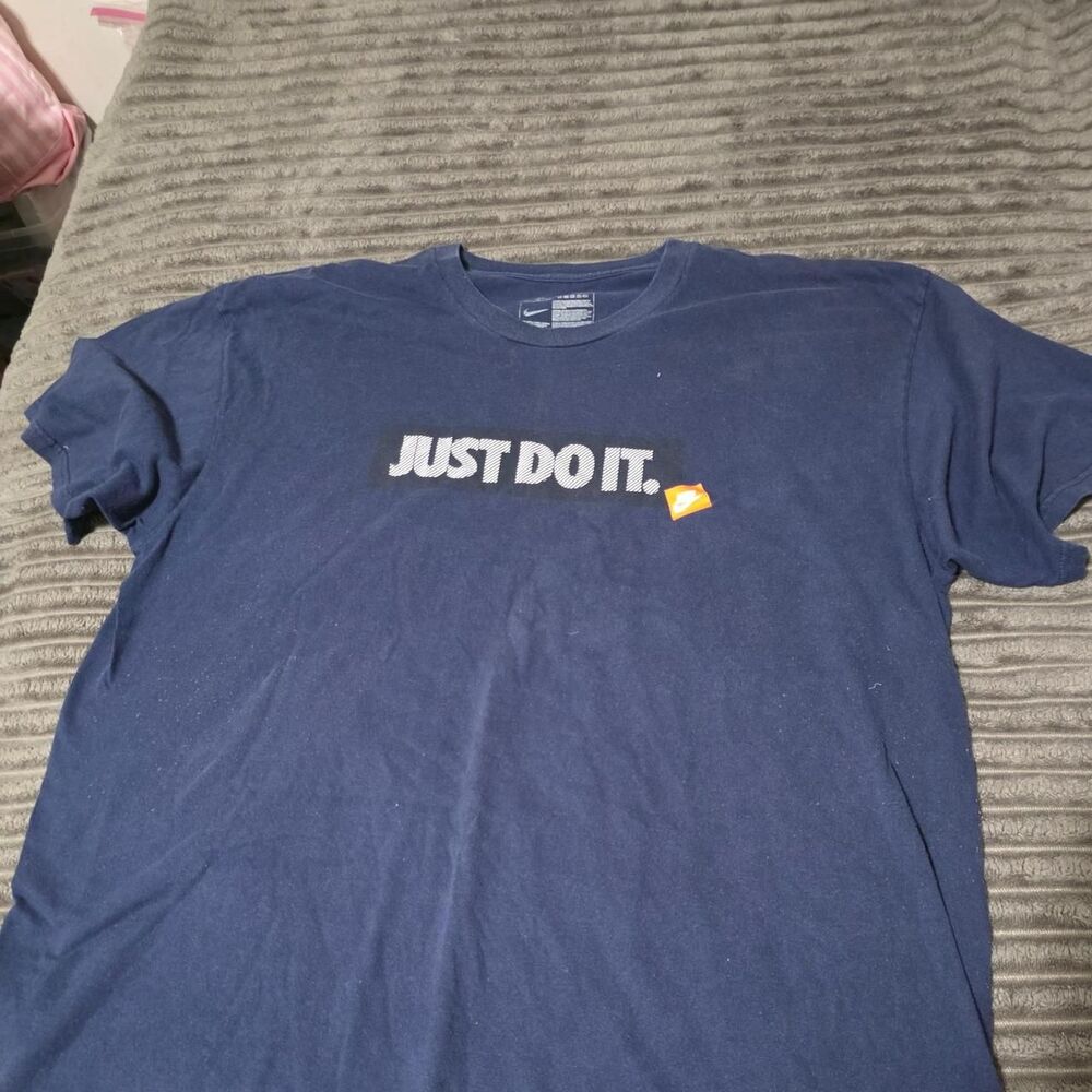 Nike Men's Navy and Blue T-shirt